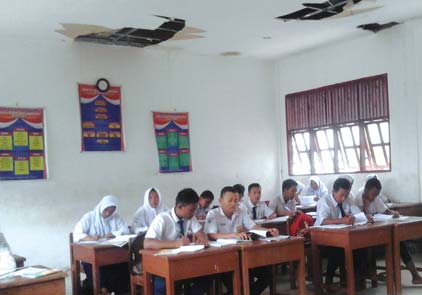 Ketika Plafon Ruangan Belajar SMPN 2 Rusak